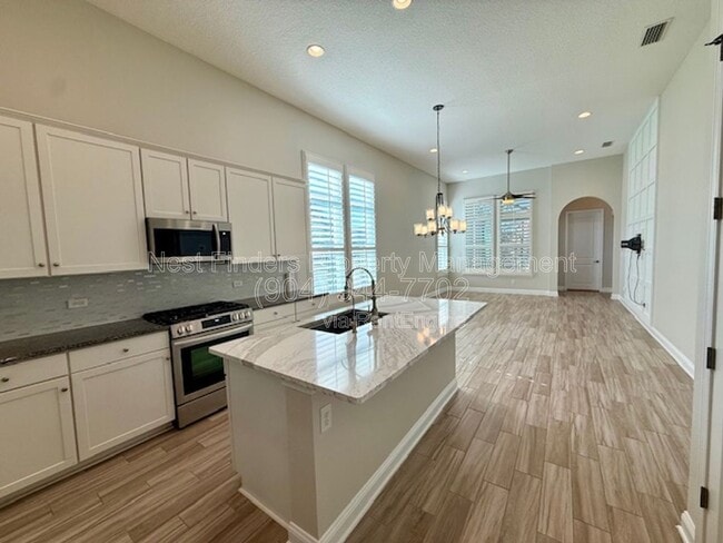 Building Photo - 628 Town Plaza Ave