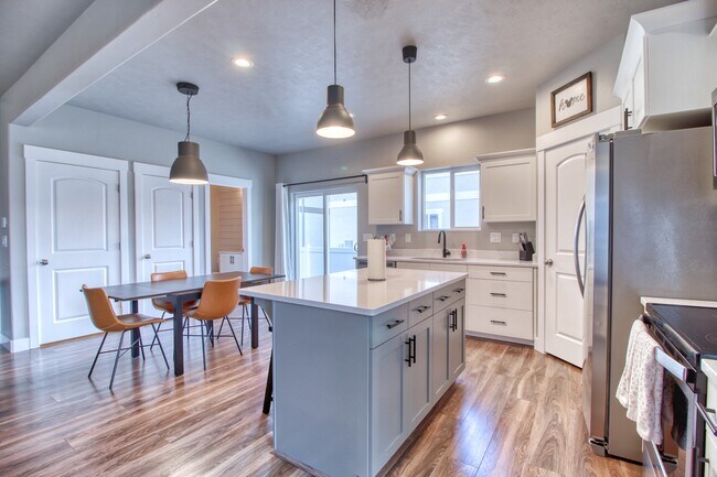 Building Photo - 8636 N Cypress Alley