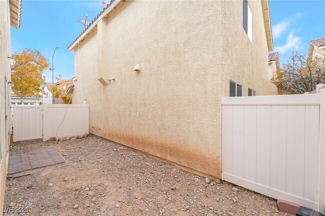 Building Photo - 7275 Phlox Rd