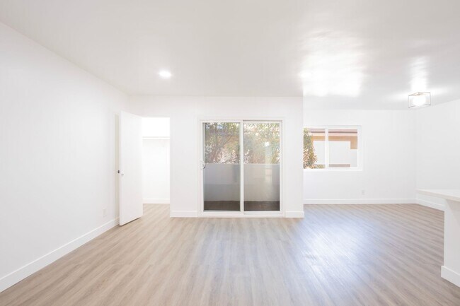 Building Photo - Newly Remodeled Top Floor 1 Bed / 1 Bath Apartment in Prime West Hollywood