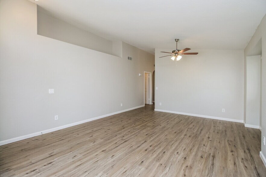 Building Photo - 748 W Dublin St