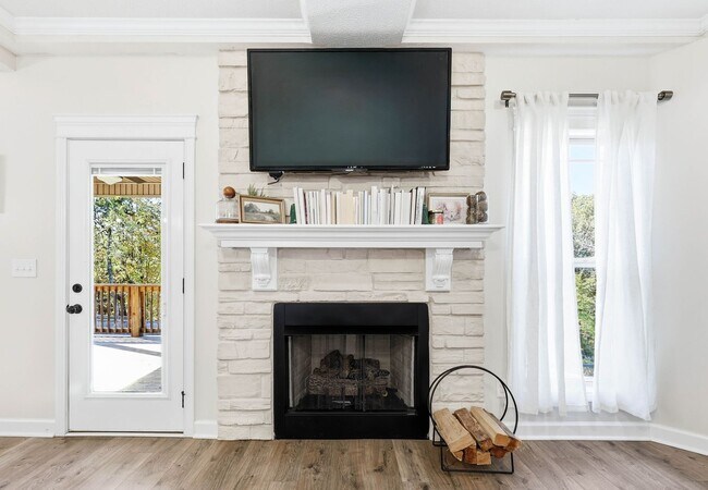 Building Photo - Dog Friendly Three Bedroom with Bonus in Sango!