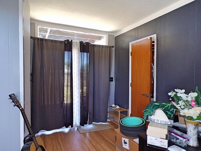 Building Photo - 4501 Pine Tree Dr