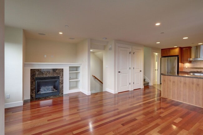 Building Photo - Grand 4 bedroom /2.5-bathroom Townhome w/ Sweeping Views of Lake Union & Cascades!