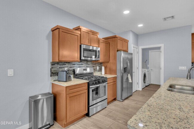 Building Photo - 12631 Mark Twain Ave