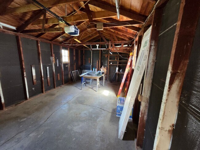 Building Photo - 4 Bedroom remodeled House Cedar Falls