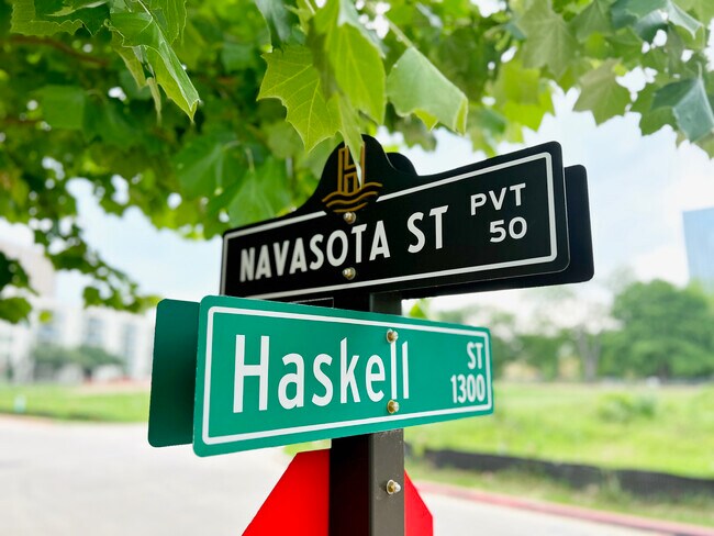 Building Photo - 49 Navasota St