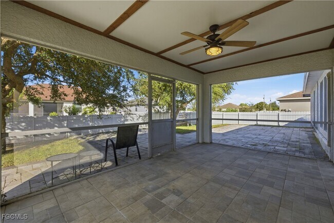 Building Photo - 1134 NE 4th Pl