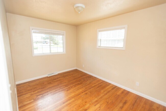 Building Photo - 307 N 3rd St