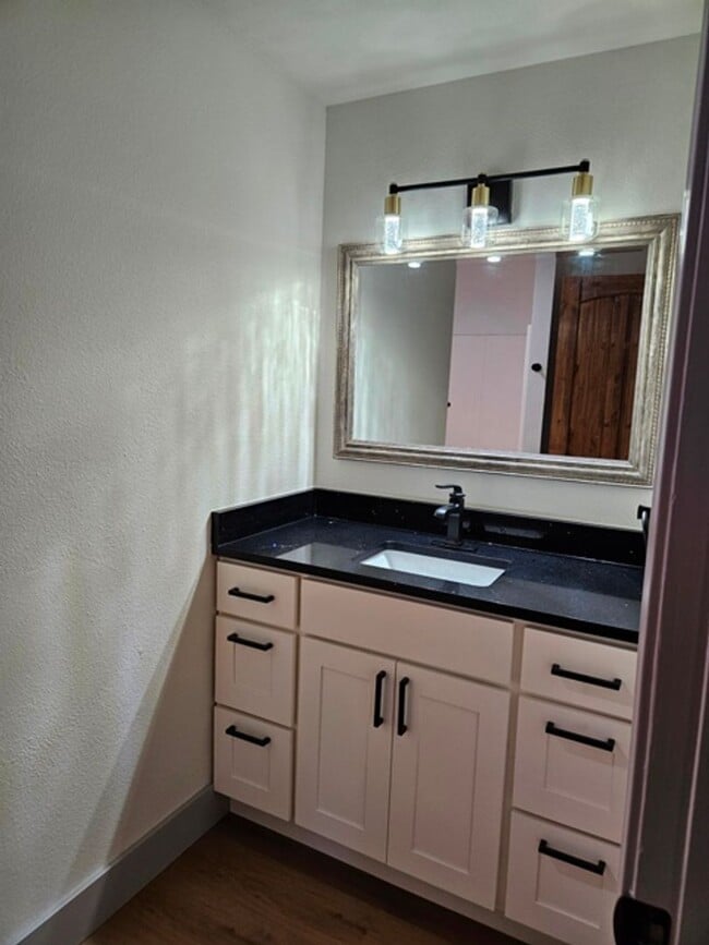 Building Photo - 3Bd/1.5Ba Single Story Home - For viewing!