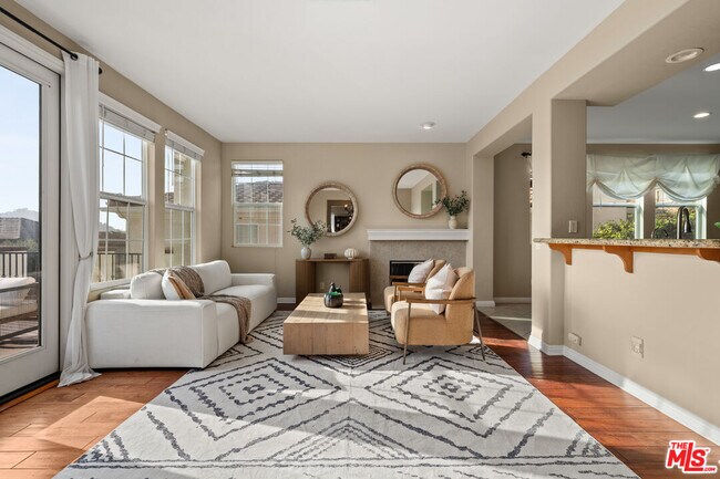 Building Photo - 657 S Ave 61