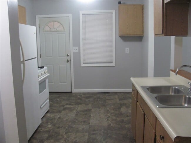 Building Photo - 66 Avis St