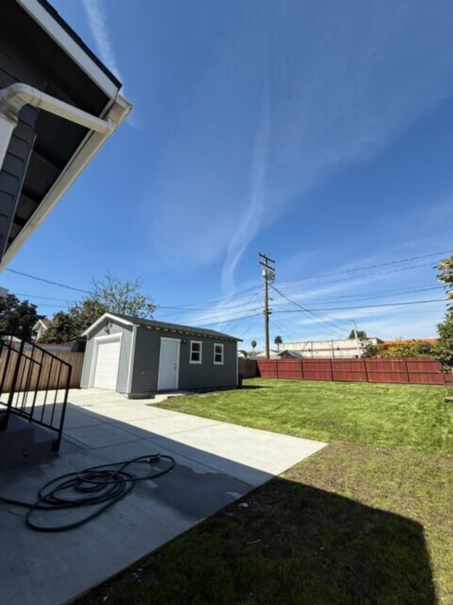 Building Photo - Newly Remodeled 2 bed+ 1.5 bath Single Fam...
