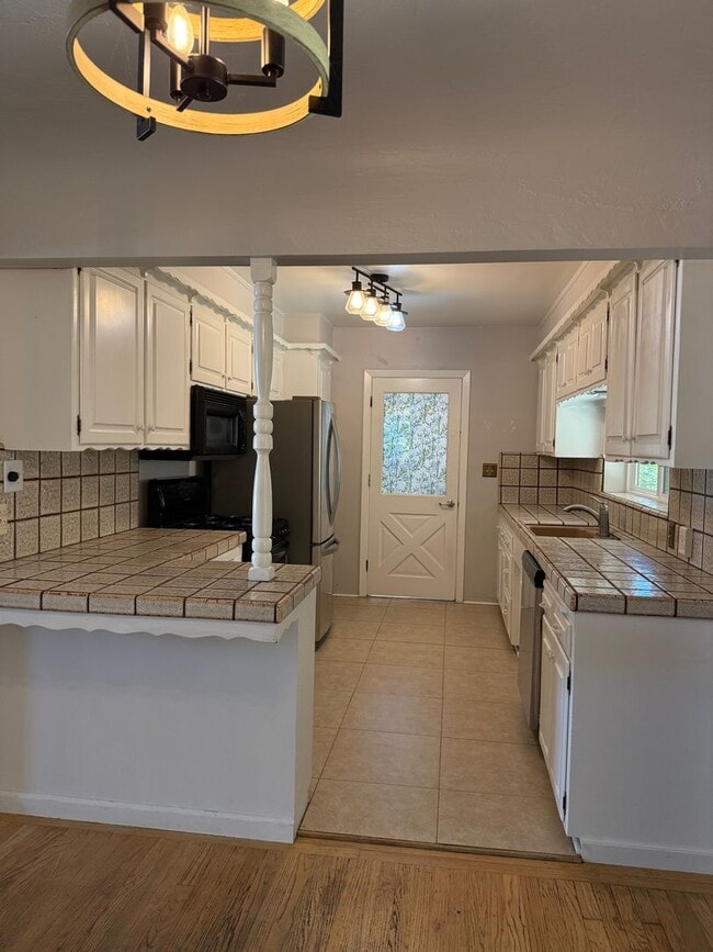 Building Photo - 3-bedroom, 2-bathroom home located in the ...