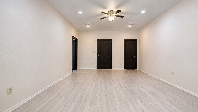 Building Photo - 11611 Walraven Dr