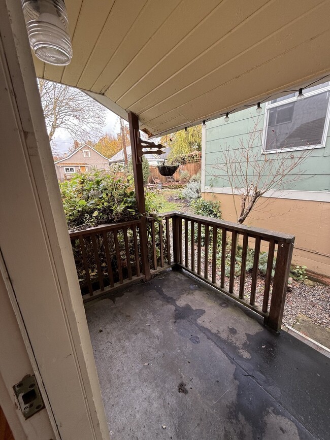 Building Photo - Downstairs 2 Bedroom Quadplex