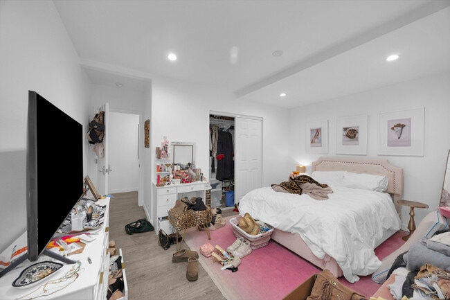 Building Photo - 570 N Cambridge St