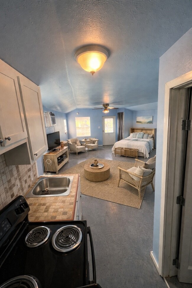 Building Photo - 327 17th St