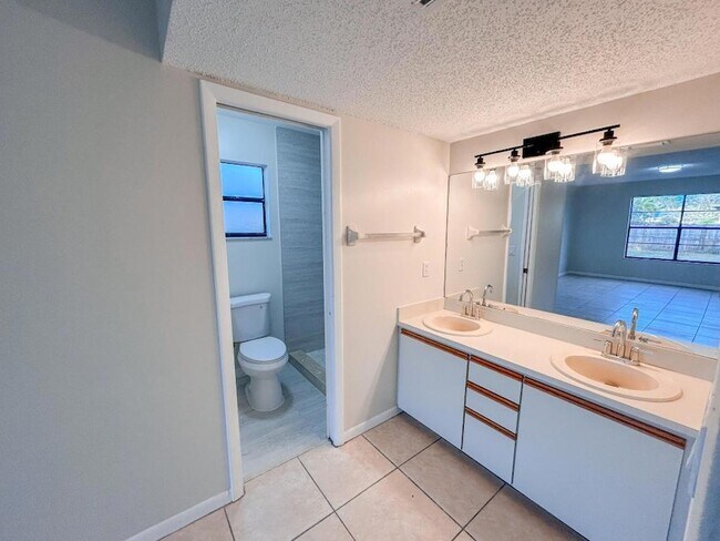 Building Photo - 1901 SW McAllister Ln