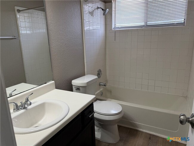 Building Photo - 3208 Green Valley Dr