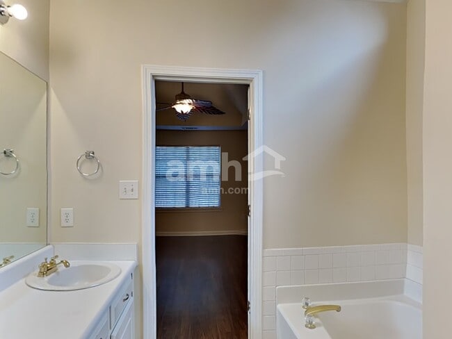 Building Photo - 515 Chaseridge Dr