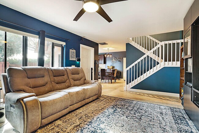 Building Photo - 2876 Waterford Dr S