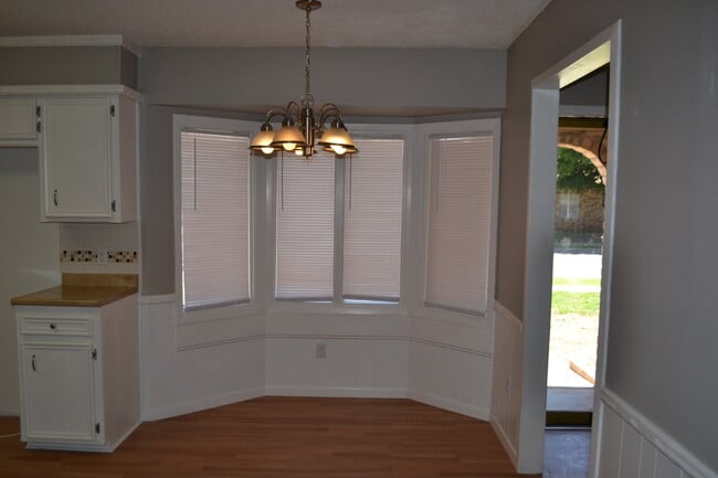 Building Photo - Conveniently Located Beautiful 3/2/2 on Co...