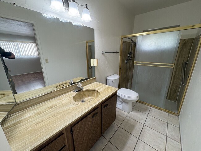 Building Photo - Eastside townhome, convenient location