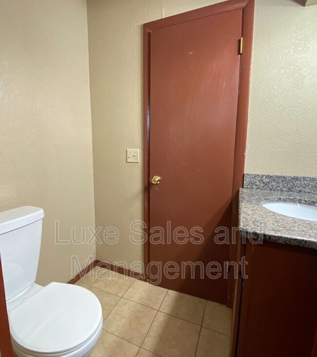 Building Photo - 605 Moraine Ave