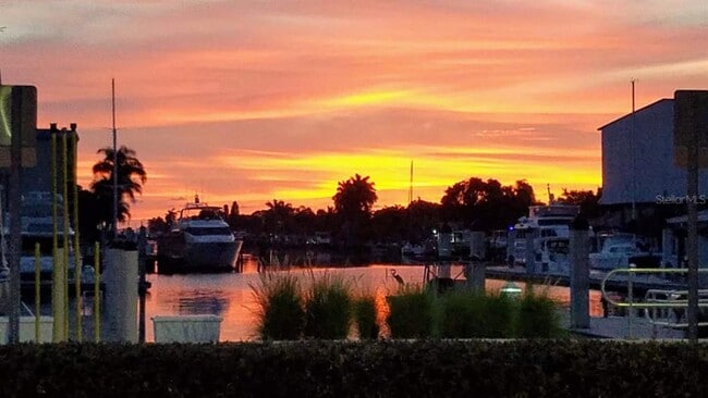 Building Photo - 106 1st St E