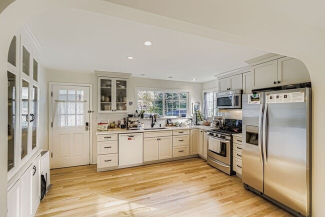 Building Photo - Bitter Lake Home