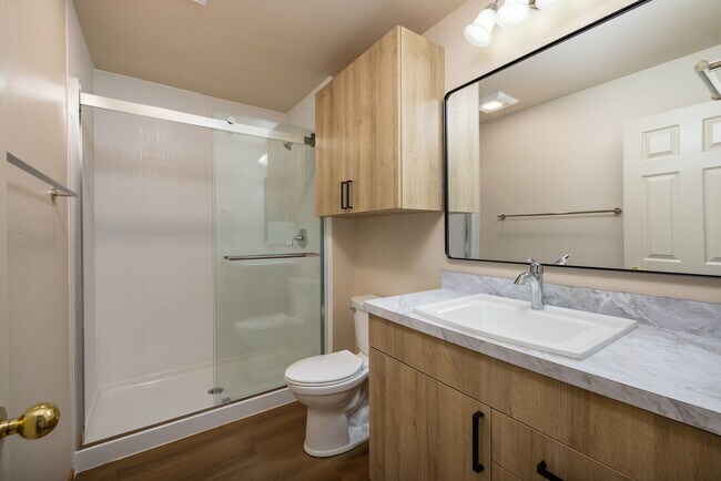 Building Photo - 3 bedroom 2 bathroom west end townhome