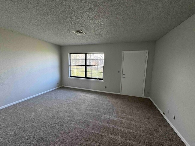 Building Photo - 2 Bedroom 1 Bath 1 Car Garage - Central Broken Arrow Location!