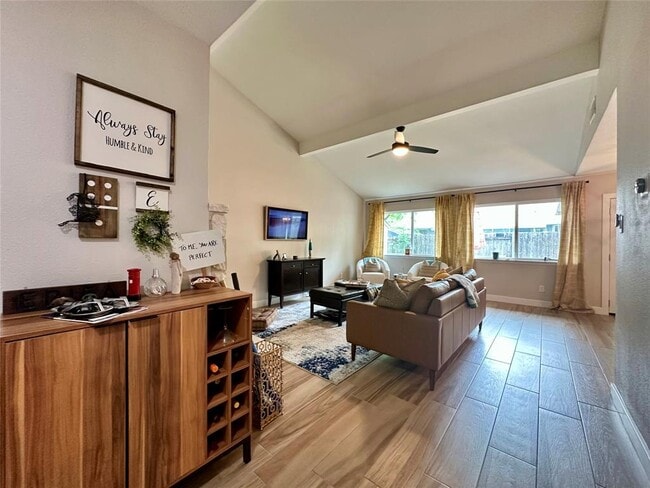 Building Photo - 2715 Alderwood Dr