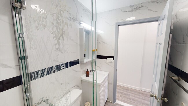 Building Photo - Queen room in 4-bed/2.0-bath Home