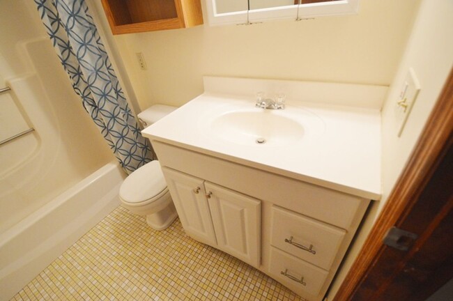 Building Photo - Holden: 2 Bed 1 Bath, Heat & Hot Water Inc...