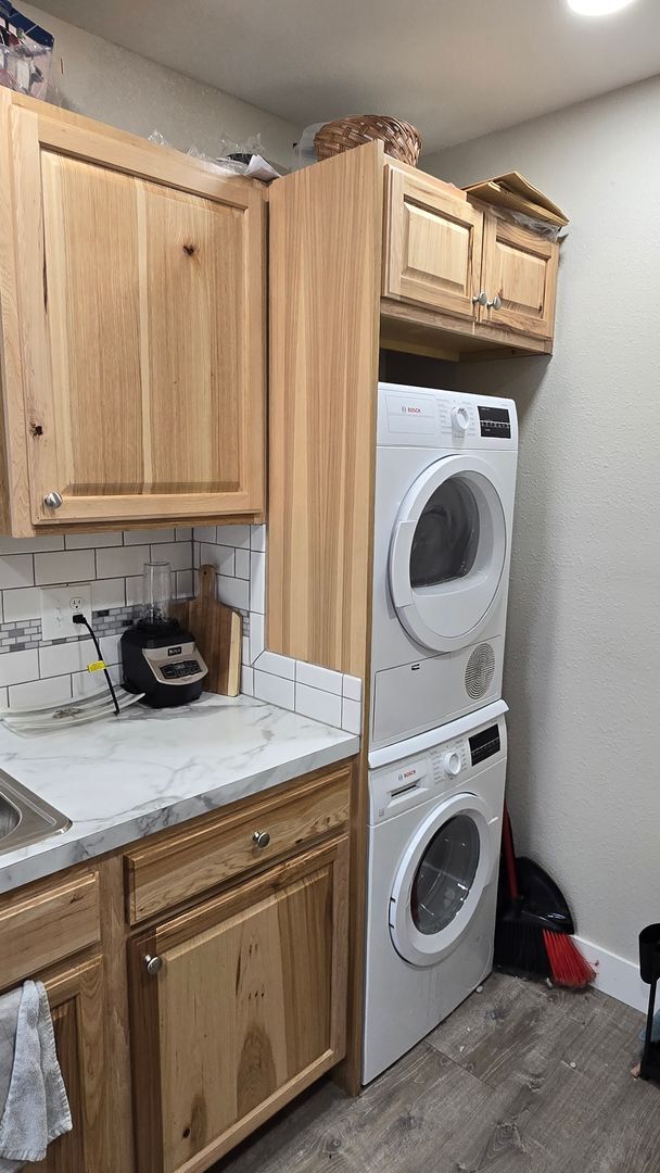 Building Photo - 2 Bed, 1.5 Bath Townhome with Garage Near McKee Medical Center