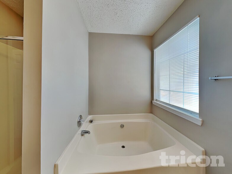 Building Photo - 105 River View Ct