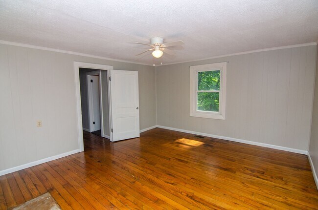 Building Photo - Country Living