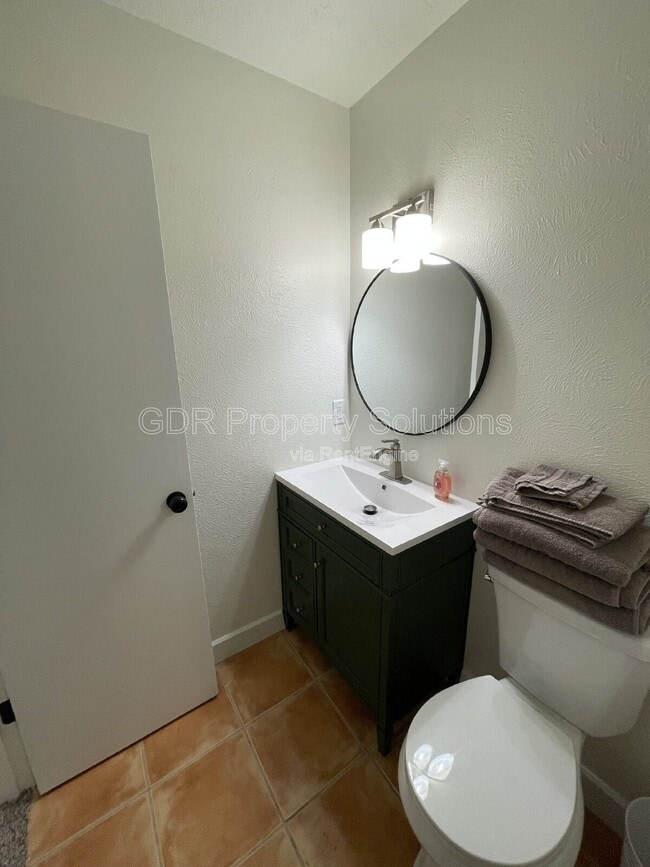 Building Photo - 520 Ortiz Dr NE