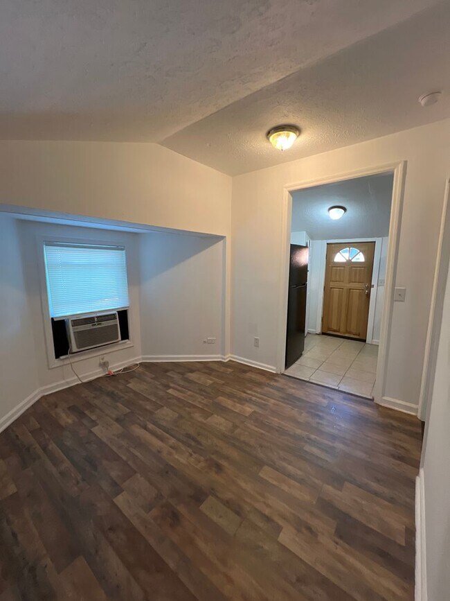 Building Photo - ONE BEDROOM, ONE BATH CUTE HOUSE IN PORTLAND!