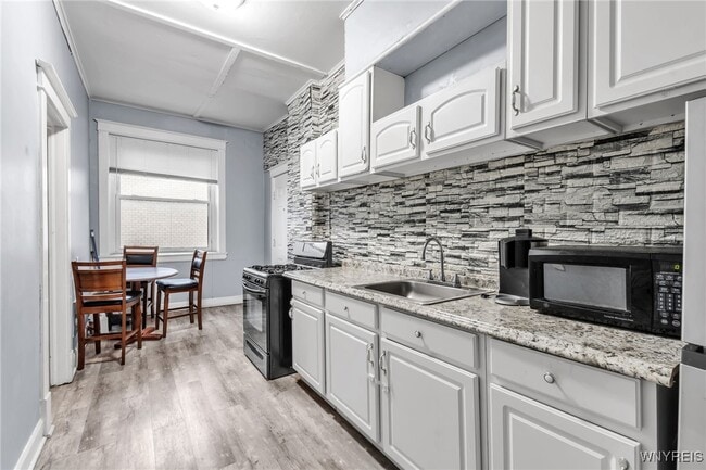 Building Photo - 946 Main St