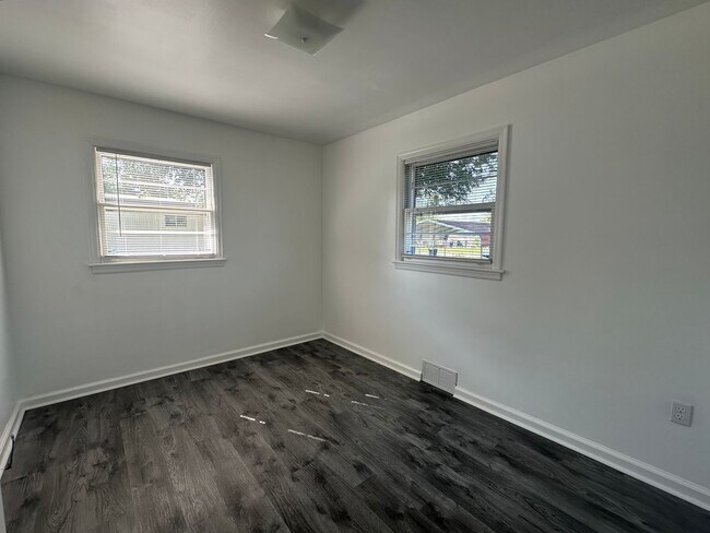 Building Photo - One Level Brick House Near University of L...