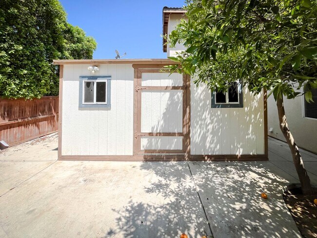 Building Photo - MUST SEE! Beautiful 3 bedroom + Loft + Office Space (or convert to 4th bedroom) + Large Backyard ...