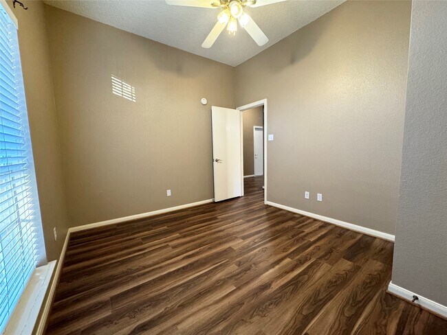 Building Photo - 4006 Hunnington Dr