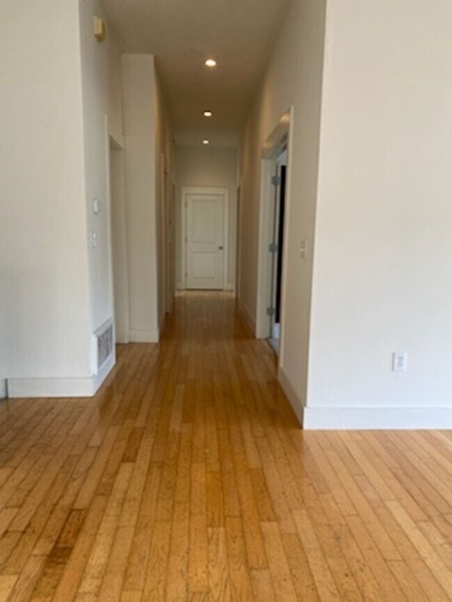 Building Photo - 1117 N College Ave