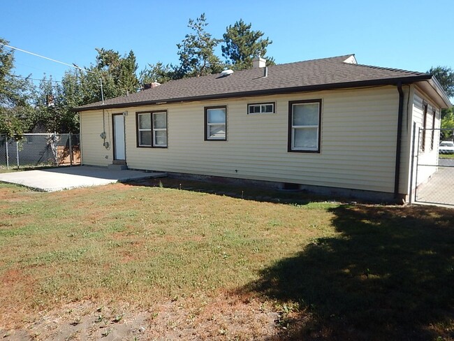 Building Photo - 3 Bed, 1 Bath House Near Heart of Prinevil...