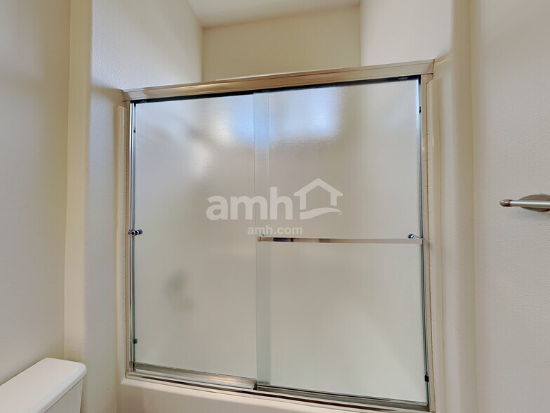 Building Photo - 956 W State St