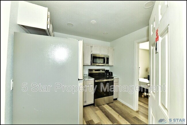 Building Photo - 6806 Alameda Ave