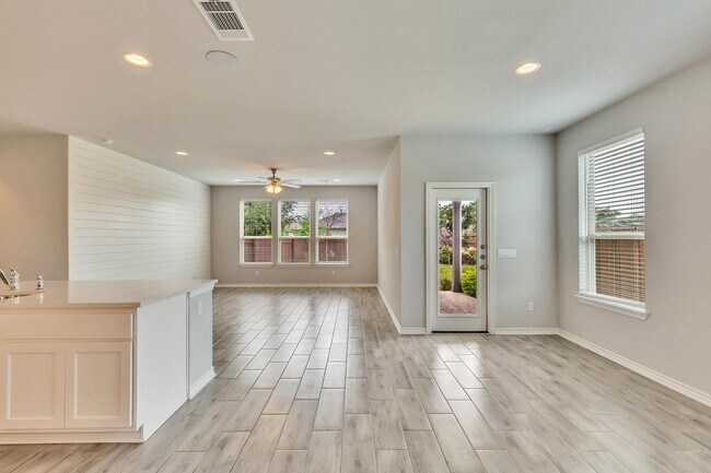 Building Photo - 701 Hays Hill Dr